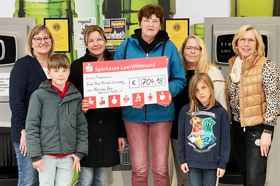 Bei der Spendenübergabe vor dem EDEKA-Markt: (v.l.n.r.): Manuela Loger (LC), Henning, LC-Präsidentin Imke Scheibling, Herma Schoon, Pia Müller (Hermas Spendenbox), Ida, Annegret Tuitjer (LC)