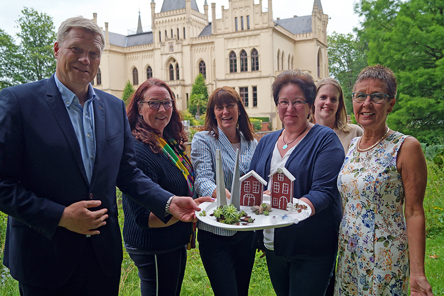 Ulf Thiele - Vorsitzender des Fördervereins Schutzengelhuus, Anke Dirks -Lions Governerin, Sibylle Thalmann-Hafter – Pastgovernorin Rotarier, Sandra Groth -Pflegedienstleiterin der Diakonie Hesel-Jümme-Uplengen, Dr. Christine Hühns – Lions Musikbeauftragte, Simone Schonvogel - Vorstandsmitglied des Fördervereins Schutzengel-Huus e.V.