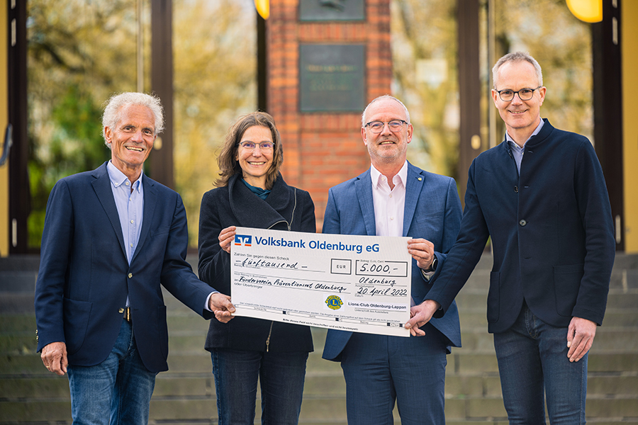 5.000 Euro vom Lions Club Oldenburg-Lappan zur Unterstützung der Präventionsarbeit in Oldenburg (v.l.): Harald Lesch (Vorsitzender der Fördergesellschaft des Lions Clubs Oldenburg-Lappan), Melanie Blinzler (Geschäftsführerin des Präventionsrates), Torsten Maus (Vorsitzender des Fördervereins des Präventionsrates) und Präsident Dr. Jens Behrends (Lions Club Oldenburg-Lappan).