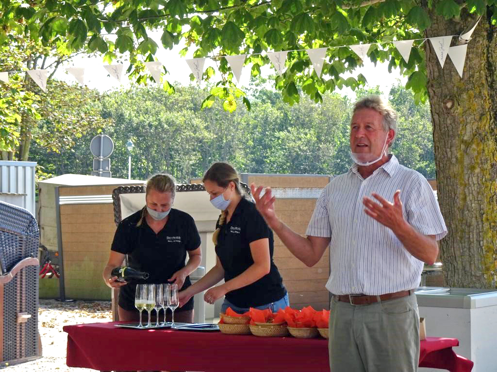 Winzer Werner Dettweiler mit seinen Töchtern auf der Weinproben-Activity im Kurgarten auf Norderney