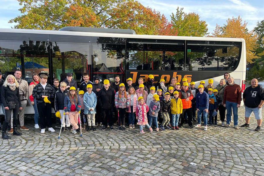 Kinder freuen sich auf einen Ausflug in den Emmener Zoo in den Niederlanden