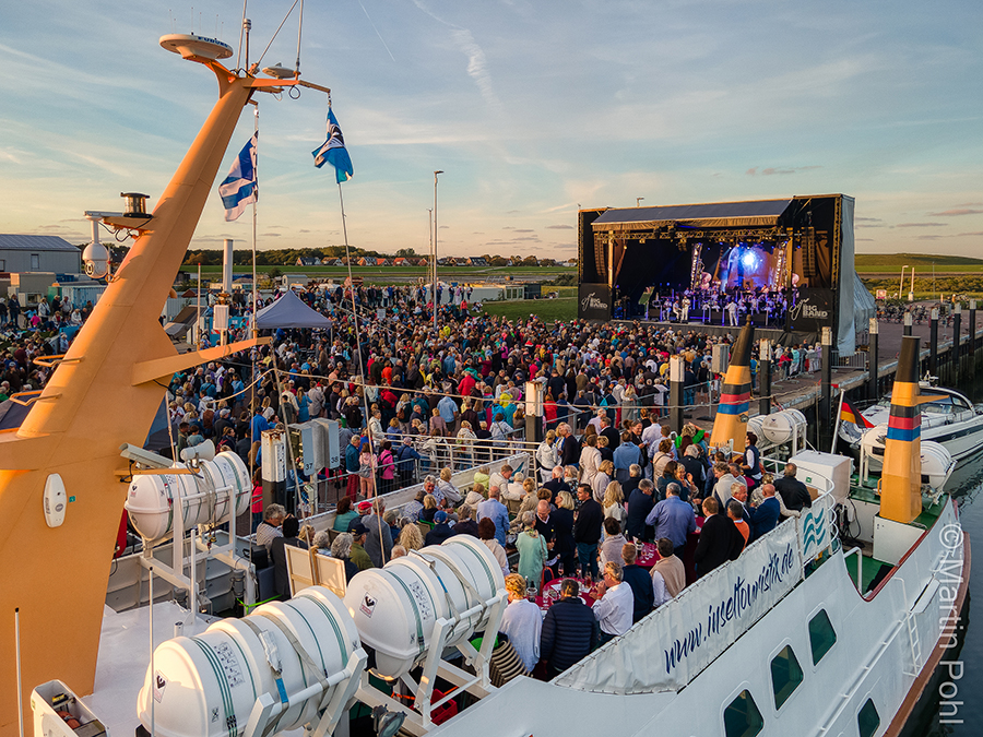 3.000 Menschen kamen zum Konzert mit der Big Band der Bundeswehr in den Norderneyer Jachthafen